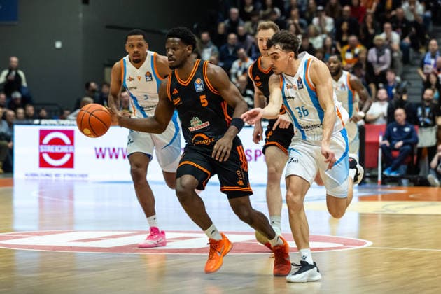 GER, easy Credit Basketball Bundesliga, Science City Jena Rasta Vechta 25 01 2026, Sparkassen Arena, Jena, GER, easy Credit Basketball Bundesliga, Science City Jena Rasta Vechta TJ Bamba RASTA Vechta 5 , Kristofer Krause Science City Jena, 36 Â Photo Alexander Trienitz Jena Sparkassen Arena Thueringen Germany