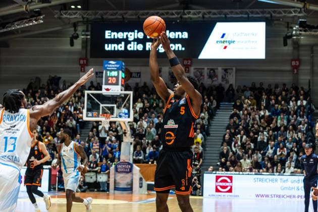 GER, easy Credit Basketball Bundesliga, Science City Jena Rasta Vechta 25 01 2026, Sparkassen Arena, Jena, GER, easy Credit Basketball Bundesliga, Science City Jena Rasta Vechta TJ Bamba RASTA Vechta 5 Â Photo Alexander Trienitz Jena Sparkassen Arena Thueringen Germany