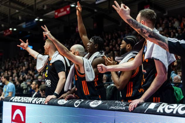 GER, easy Credit Basketball Bundesliga, Science City Jena Rasta Vechta 25 01 2026, Sparkassen Arena, Jena, GER, easy Credit Basketball Bundesliga, Science City Jena Rasta Vechta The bench of RASTA Vechta cheers Â Photo Alexander Trienitz Jena Sparkassen Arena Thueringen Germany