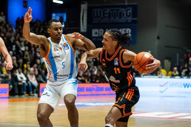 GER, easy Credit Basketball Bundesliga, Science City Jena Rasta Vechta 25 01 2026, Sparkassen Arena, Jena, GER, easy Credit Basketball Bundesliga, Science City Jena Rasta Vechta Alonzo Verge Jr RASTA Vechta 11 , Chris Carter Science City Jena, 5 Â Photo Alexander Trienitz Jena Sparkassen Arena Thueringen Germany