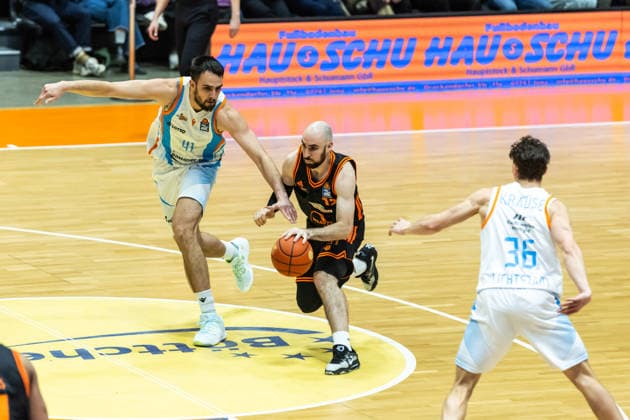 GER, easy Credit Basketball Bundesliga, Science City Jena Rasta Vechta 25 01 2026, Sparkassen Arena, Jena, GER, easy Credit Basketball Bundesliga, Science City Jena Rasta Vechta Tommy Kuhse RASTA Vechta 12 , Alex Herrera Science City Jena, 41 Â Photo Alexander Trienitz Jena Sparkassen Arena Thueringen Germany