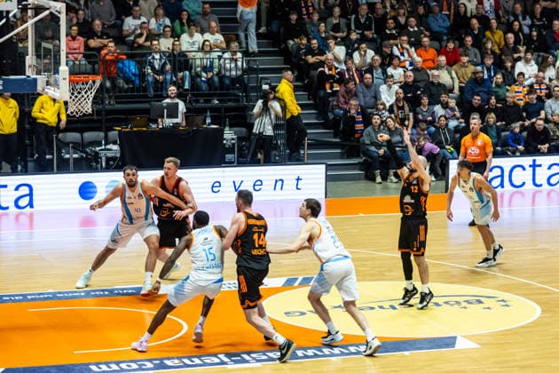 GER, easy Credit Basketball Bundesliga, Science City Jena Rasta Vechta 25 01 2026, Sparkassen Arena, Jena, GER, easy Credit Basketball Bundesliga, Science City Jena Rasta Vechta Tommy Kuhse RASTA Vechta 12 at a free throw Â Photo Alexander Trienitz Jena Sparkassen Arena Thueringen Germany