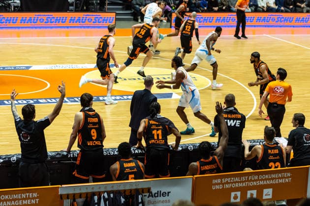 GER, easy Credit Basketball Bundesliga, Science City Jena Rasta Vechta 25 01 2026, Sparkassen Arena, Jena, GER, easy Credit Basketball Bundesliga, Science City Jena Rasta Vechta The bench of RASTA Vechta cheers Â Photo Alexander Trienitz Jena Sparkassen Arena Thueringen Germany