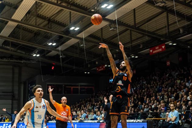 GER, easy Credit Basketball Bundesliga, Science City Jena Rasta Vechta 25 01 2026, Sparkassen Arena, Jena, GER, easy Credit Basketball Bundesliga, Science City Jena Rasta Vechta Tevin Brown RASTA Vechta 10 Â Photo Alexander Trienitz Jena Sparkassen Arena Thueringen Germany