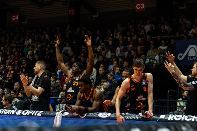 GER, easy Credit Basketball Bundesliga, Science City Jena Rasta Vechta 25 01 2026, Sparkassen Arena, Jena, GER, easy Credit Basketball Bundesliga, Science City Jena Rasta Vechta Luc van Slooten RASTA Vechta 6 , Malcolm Dandridge RASTA Vechta 23 , Joschka Ferner RASTA Vechta 9 cheer Â Photo Alexander Trienitz Jena Sparkassen Arena Thueringen Germany