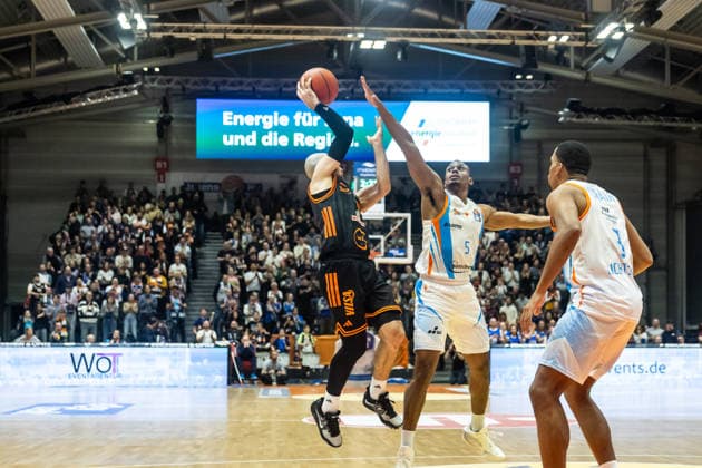GER, easy Credit Basketball Bundesliga, Science City Jena Rasta Vechta 25 01 2026, Sparkassen Arena, Jena, GER, easy Credit Basketball Bundesliga, Science City Jena Rasta Vechta Tommy Kuhse RASTA Vechta 12 , Chris Carter Science City Jena, 5 Â Photo Alexander Trienitz Jena Sparkassen Arena Thueringen Germany