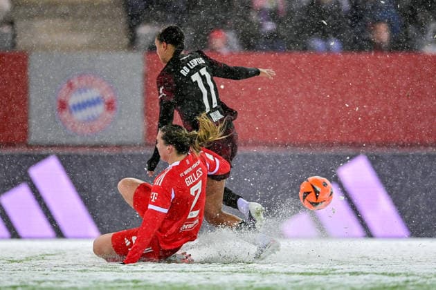 v li Vanessa GILLES FC Bayern Muenchen, FCB, 2 Lisa Baum RB Leipzig, 11 in duel, duel, tackle, dynamics, action, action, 25 01 2026, Munich Germany , Football, Google Pixel Women Bundesliga, FC Bayern München RB Leipzig, DFB DFL REGULATIONS PROHIBIT ANY USE OF PHOTOGRAPHS AS IMAGE SEQUENCES AND OR QUASI VIDEO xslx