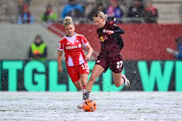 v li Linda DALLMANN FC Bayern Muenchen, FCB, 10 Marlene Mueller RB Leipzig, 27 in duel, duel, tackle, dynamics, action, action, 25 01 2026, Munich Germany , Football, Google Pixel Women Bundesliga, FC Bayern München RB Leipzig, DFB DFL REGULATIONS PROHIBIT ANY USE OF PHOTOGRAPHS AS IMAGE SEQUENCES AND OR QUASI VIDEO xslx