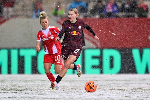 v li Linda DALLMANN FC Bayern Muenchen, FCB, 10 Marlene Mueller RB Leipzig, 27 in duel, duel, tackle, dynamics, action, action, 25 01 2026, Munich Germany , Football, Google Pixel Women Bundesliga, FC Bayern München RB Leipzig, DFB DFL REGULATIONS PROHIBIT ANY USE OF PHOTOGRAPHS AS IMAGE SEQUENCES AND OR QUASI VIDEO xslx