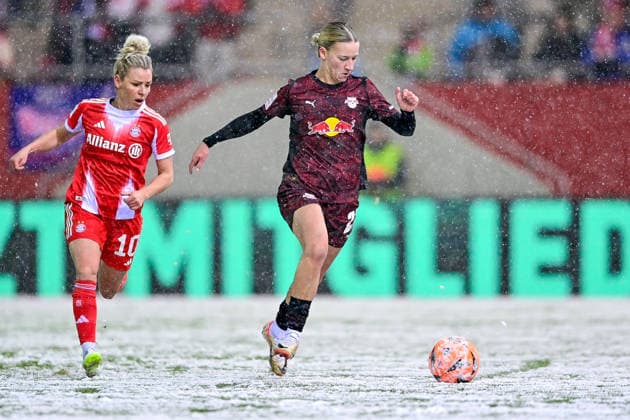v li Linda DALLMANN FC Bayern Muenchen, FCB, 10 Marlene Mueller RB Leipzig, 27 in duel, duel, tackle, dynamics, action, action, 25 01 2026, Munich Germany , Football, Google Pixel Women Bundesliga, FC Bayern München RB Leipzig, DFB DFL REGULATIONS PROHIBIT ANY USE OF PHOTOGRAPHS AS IMAGE SEQUENCES AND OR QUASI VIDEO xslx