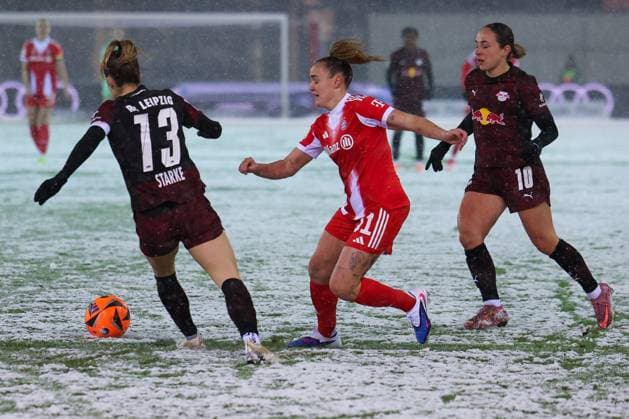 Sandra Starke 13 RB Leipzig Women , Georgia Stanway 31 FC Bayern Muenchen Women and Gina Chmielinski 10 RB Leipzig Women in action, FC Bayern Muenchen Women vs RB Leipzig Women, Football, Women, Google Pixel Bundesliga, Season 2025 2026, 15 Matchday, 25 01 2026 DFB regulations prohibit any use of photographs as image sequences and or quasi video Muenchen Bayern Germany Copyright: xkolbert-press MartinxAgüerax