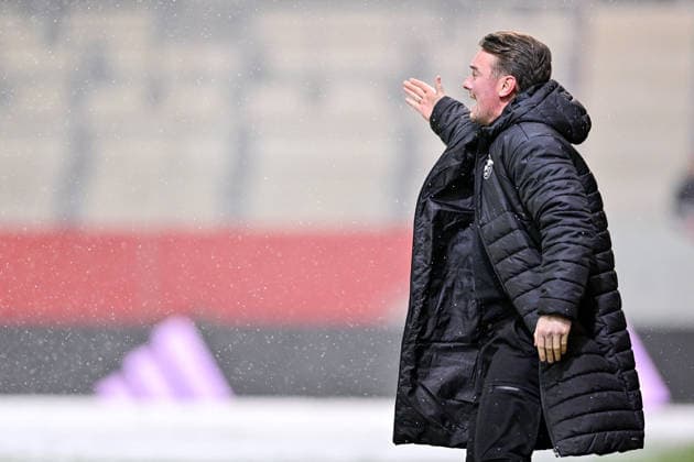 Head Coach Jonas Stephan RB Leipzig gives instructions, gesticulates, gesticulates with arms, gives instructions, gesticulate, single image, action, action, 25 01 2026, Munich Germany , Football, Google Pixel Women Bundesliga, FC Bayern Munich RB Leipzig, DFB DFL REGULATIONS PROHIBIT ANY USE OF PHOTOGRAPHS AS IMAGE SEQUENCES AND OR QUASI VIDEO xslx