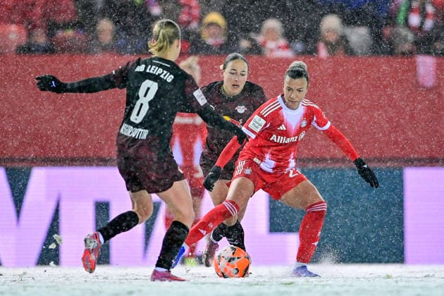 v li Emilia Kiaer Asgeirsdottir RB Leipzig, 8 Gina Chmielenski RB Leipzig, 10 Arianna CARUSO FC Bayern Muenchen, FCB, 27 in duel, duel, tackle, dynamics, action, action, 25 01 2026, Munich Germany , Football, Google Pixel Women Bundesliga, FC Bayern München RB Leipzig, DFB DFL REGULATIONS PROHIBIT ANY USE OF PHOTOGRAPHS AS IMAGE SEQUENCES AND OR QUASI VIDEO xslx