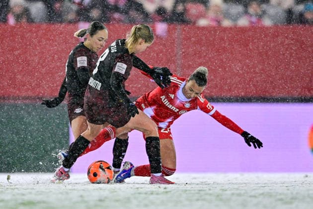 from left Gina Chmielenski RB Leipzig, 10 Emilia Kiaer Asgeirsdottir RB Leipzig, 8 Arianna CARUSO FC Bayern Muenchen, FCB, 27 in duel, duel, tackle, dynamics, action, action, 25 01 2026, Munich Germany , Football, Google Pixel Women Bundesliga, FC Bayern Munich RB Leipzig, DFB DFL REGULATIONS PROHIBIT ANY USE OF PHOTOGRAPHS AS IMAGE SEQUENCES AND OR QUASI VIDEO xslx