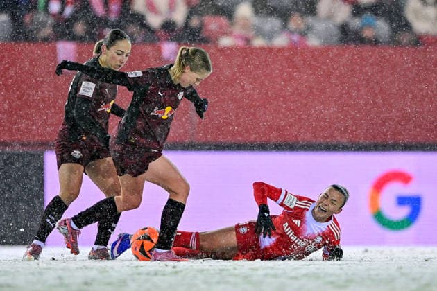 from left Gina Chmielenski RB Leipzig, 10 Emilia Kiaer Asgeirsdottir RB Leipzig, 8 Arianna CARUSO FC Bayern Muenchen, FCB, 27 in duel, duel, tackle, dynamics, action, action, 25 01 2026, Munich Germany , Football, Google Pixel Women Bundesliga, FC Bayern Munich RB Leipzig, DFB DFL REGULATIONS PROHIBIT ANY USE OF PHOTOGRAPHS AS IMAGE SEQUENCES AND OR QUASI VIDEO xslx