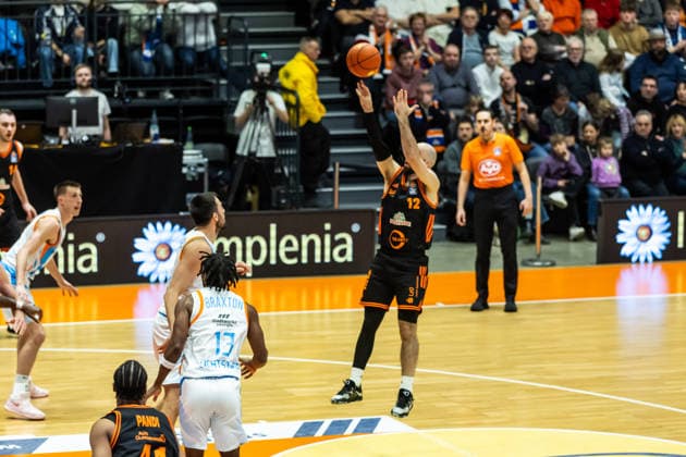 GER, easy Credit Basketball Bundesliga, Science City Jena Rasta Vechta 25 01 2026, Sparkassen Arena, Jena, GER, easy Credit Basketball Bundesliga, Science City Jena Rasta Vechta Tommy Kuhse RASTA Vechta 12 Â Photo Alexander Trienitz Jena Sparkassen Arena Thueringen Germany