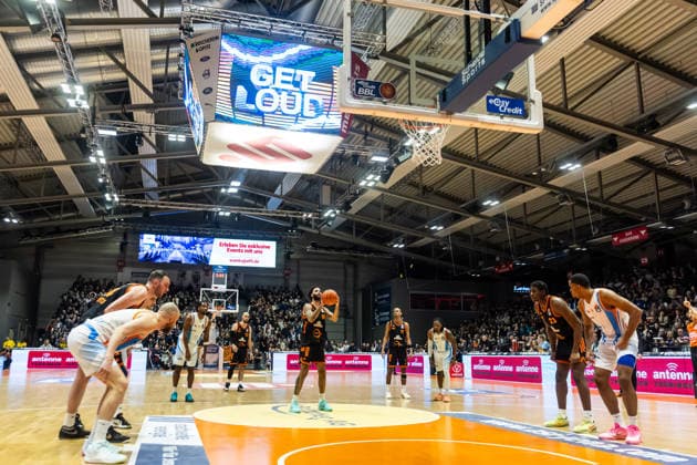 GER, easy Credit Basketball Bundesliga, Science City Jena Rasta Vechta 25 01 2026, Sparkassen Arena, Jena, GER, easy Credit Basketball Bundesliga, Science City Jena Rasta Vechta Tevin Brown RASTA Vechta 10 at a free throw Â Photo Alexander Trienitz Jena Sparkassen Arena Thueringen Germany