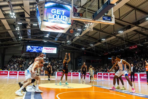 GER, easy Credit Basketball Bundesliga, Science City Jena Rasta Vechta 25 01 2026, Sparkassen Arena, Jena, GER, easy Credit Basketball Bundesliga, Science City Jena Rasta Vechta Tevin Brown RASTA Vechta 10 at a free throw Â Photo Alexander Trienitz Jena Sparkassen Arena Thueringen Germany