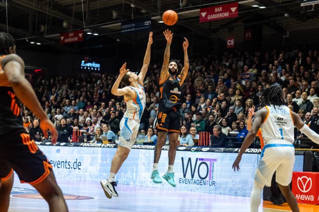 GER, easy Credit Basketball Bundesliga, Science City Jena Rasta Vechta 25 01 2026, Sparkassen Arena, Jena, GER, easy Credit Basketball Bundesliga, Science City Jena Rasta Vechta Tevin Brown RASTA Vechta 10 , Lorenz Bank Science City Jena, 25 Â Photo Alexander Trienitz Jena Sparkassen Arena Thueringen Germany