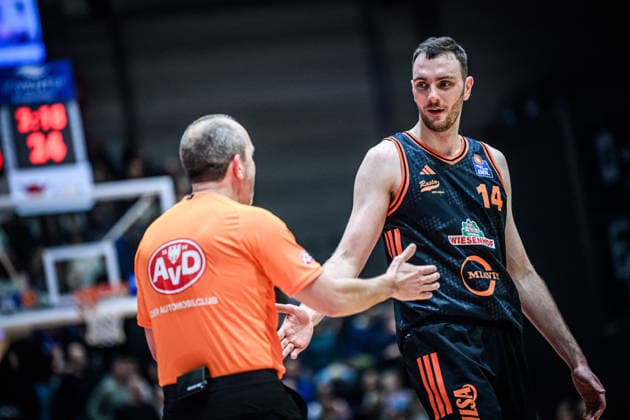easycredit BBL Basketball Bundesliga 2025 2026 17 Matchday 25 01 2026 Science City Jena vs RASTA Vechta Philipp Herkenhoff Vechta claps with referee Sparkassen Arena