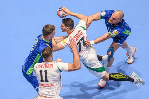 260125 Egon Hanusz of Hungary against Borut Mackovsek and Miha Zarabec of Slovenia during the EHF European Handball Championship main round match between Slovenia and Hungary on January 25, 2026 in Malmö Photo Petter Arvidson BILDBYRAN kod PA PA1137 handball handball handball handballs em 2026 slovenien slovenia hungary ungern ehf european handball championship bbeng  Copyright: PETTERxARVIDSON BB260125PA125