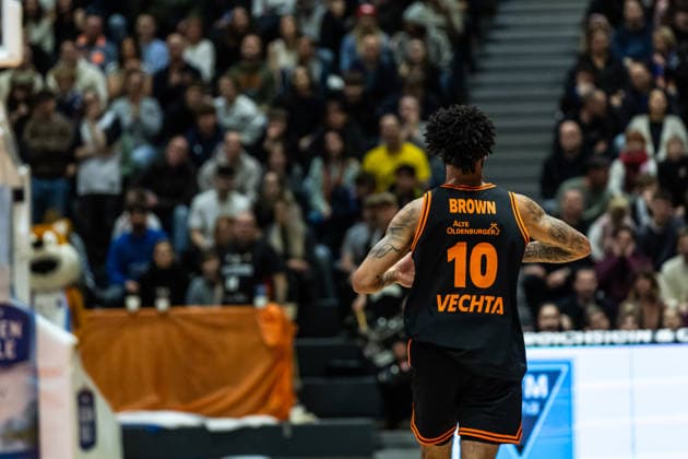 GER, easy Credit Basketball Bundesliga, Science City Jena Rasta Vechta 25 01 2026, Sparkassen Arena, Jena, GER, easy Credit Basketball Bundesliga, Science City Jena Rasta Vechta Tevin Brown RASTA Vechta 10 cheers Â Photo Alexander Trienitz Jena Sparkassen Arena Thueringen Germany