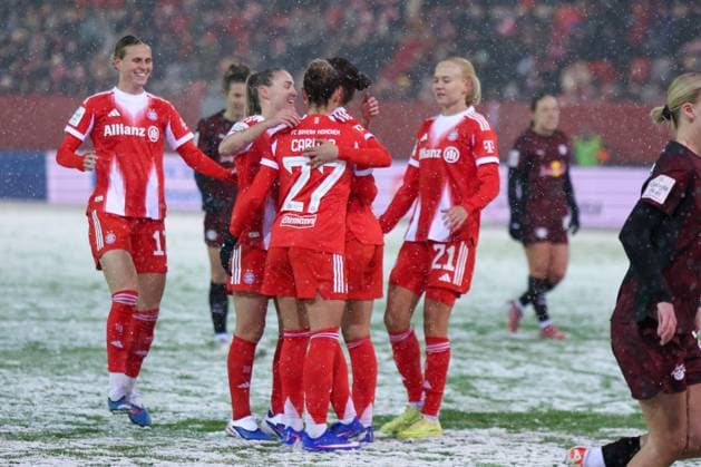 Cheers after the goal by Momoko Tanikawa 18 FC Bayern Muenchen Women to make it 1 0, with Georgia Stanway 31 FC Bayern Muenchen Women and Arianna Caruso 27 FC Bayern Muenchen Women Klara Buehl 17 FC Bayern Muenchen Women , FC Bayern Muenchen Women vs RB Leipzig Women, Football, Women, Google Pixel Bundesliga, Season 2025 2026, 15 Matchday, 25 01 2026 DFB regulations prohibit any use of photographs as image sequences and or quasi video Muenchen Bayern Germany Copyright: xkolbert-press MartinxAgüerax