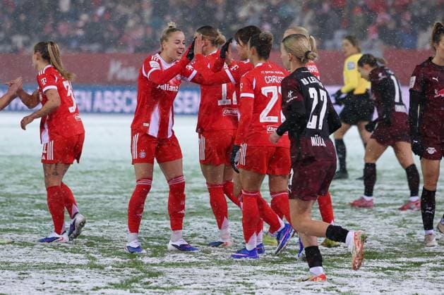 Giulia Gwinn 7 FC Bayern Muenchen Frauen cheers with üMomoko Tanikawa 18 FC Bayern Muenchen Frauen after the 1 0, FC Bayern Muenchen Frauen vs RB Leipzig Frauen, Fußball, Frauen, Google Pixel Bundesliga, Saison 2025 2026, 15 Spieltag, 25 01 2026 DFB regulations prohibit any use of photographs as image sequences and or quasi video Muenchen Bayern Deutschland Copyright: xkolbert-press MartinxAgüerax
