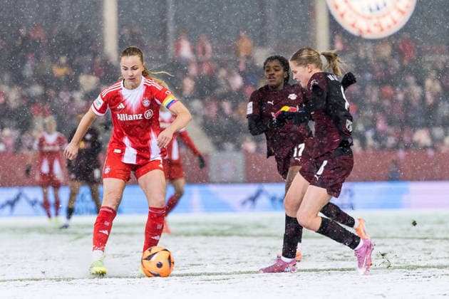 GOOGLE PIXEL Frauen Bundesliga FC Bayern München RB Leipzig 25 01 2026 duel Glodis Perla Viggosdottir FC Bayern München, 4 , Emilia Asgeirsdottir RB Leipzig, 8 GOOGLE PIXEL Frauen Bundesliga, FC Bayern München RB Leipzig, München, FC Bayern Campus am 25 01 2026 DFB REGULATIONS PROHIBIT ANY USE OF PHOTOGRAPHS AS IMAGE SEQUENCES AND OR QUASI VIDEO Copyright: xBEAUTIFULxSPORTS Wunderlx