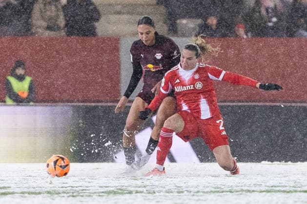 GOOGLE PIXEL Womens Bundesliga FC Bayern Munich RB Leipzig 25 01 2026 duel Lisa Baum RB Leipzig, 11 , Vanessa Gilles FC Bayern Munich, 2 GOOGLE PIXEL Womens Bundesliga, FC Bayern Munich RB Leipzig, Munich, FC Bayern Campus on 25 01 2026 DFB REGULATIONS PROHIBIT ANY USE OF PHOTOGRAPHS AS IMAGE SEQUENCES AND OR QUASI VIDEO Copyright: xBEAUTIFULxSPORTS Wunderlx