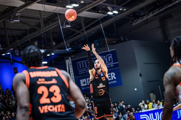 easycredit BBL Basketball Bundesliga 2025 2026 17 Matchday 25 01 2026 Science City Jena vs RASTA Vechta Tommy Kuhse Vechta with the free 3-way Sparkassen Arena