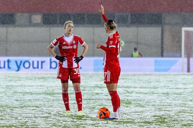 Carolin Simon FC Bayern Muenchen Frauen, 30 in discussion with Klara Buehl FC Bayern Muenchen Frauen, 17 before taking a free kick GER, FC Bayern Muenchen Frauen vs RB Leipzig, Football, Google Pixel Frauen Bundesliga, 15 Matchday, Season 2025 2026, 25 01 2026 DFL DFB REGULATIONS PROHIBIT ANY USE OF PHOTOGRAPHS as IMAGE SEQUENCES and or QUASI VIDEO GER, FC Bayern Muenchen Frauen vs RB Leipzig, Football, Google Pixel Frauen Bundesliga, 15 Matchday, Season 2025 2026, 25 01 2026 Muenchen Copyright: xEibner-Pressefoto HeikexFeinerx EP_HFR