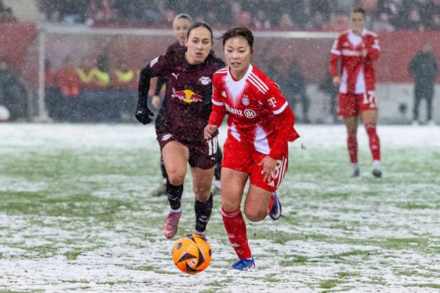 Momoko Tanikawa FC Bayern Muenchen Frauen, 18 followed by Gina Chmielinski RB Leipzig, 10 GER, FC Bayern Muenchen Frauen vs RB Leipzig, Soccer, Google Pixel Frauen Bundesliga, 15 Matchday, Season 2025 2026, 25 01 2026 DFL DFB REGULATIONS PROHIBIT ANY USE OF PHOTOGRAPHS as IMAGE SEQUENCES and or QUASI VIDEO GER, FC Bayern Muenchen Frauen vs RB Leipzig, Football, Google Pixel Frauen Bundesliga, 15 Spieltag, Saison 2025 2026, 25 01 2026 Muenchen Copyright: xEibner-Pressefoto HeikexFeinerx EP_HFR