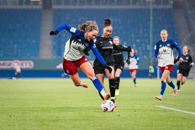 Google Pixel Frauen Bundesliga Hamburger SV vs SGS Essen, 25 01 2026 Camilla Linberg Hamburger SV, 47 is fouled by Vanessa Fürst SGS Essen, 8 Soccer, Google Pixel Frauen Bundesliga, 15 Matchday Hamburger SV vs SGS Essen on 25 01 2026 at Volksparkstadion, Hamburg DFB REGULATIONS PROHIBIT ANY USE OF PHOTOGRAPHS AS IMAGE SEQUENCES AND OR QUASI VIDEO Copyright: xBEAUTIFULxSPORTS Tonhäuserx