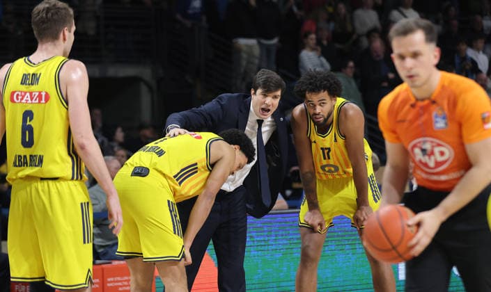 Coach Pedro Calles talks to Jack Kayil, Norris Agbakoko Sport Basketball BBL Bundesliga Men 17 Matchday Season 2025 2026 25 01 2026 ALBA Berlin vs BMA365 Bamberg Baskets