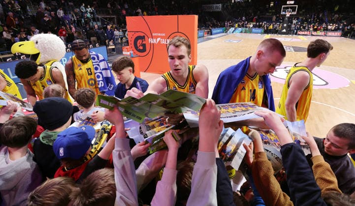 Malte Delow signs autographs, Alba team cheers after the end of the game Joy Emotion Cheers Sport Basketball BBL Bundesliga Men 17 Matchday Season 2025 2026 25 01 2026 ALBA Berlin vs BMA365 Bamberg Baskets