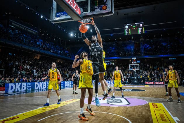 Basketball Berlin 25 01 2026 Season 2025 2026 EasyCredit BBL 1 Bundesliga Men, Men Alba Berlin BMA365 Bamberg Baskets Ejiofor Onu Bamberg, No 35 Norris Agbakoko Alba Berlin, No 17
