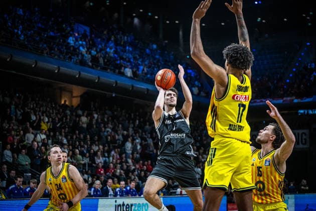 Basketball Berlin 25 01 2026 Season 2025 2026 EasyCredit BBL 1 Bundesliga Men, Men Alba Berlin BMA365 Bamberg Baskets Zachary Ensminger Bamberg, No 01 Norris Agbakoko Alba Berlin, No 17