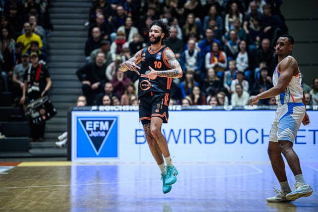 easycredit BBL Basketball Bundesliga 2025 2026 17 Matchday 25 01 2026 Science City Jena vs RASTA Vechta Tevin Brown Vechta celebrating a 3-pointer, on the right Chris Carter Jena Sparkassen Arena