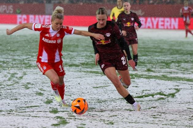 Linda Dallmann 10 FC Bayern Muenchen Frauen in AKtion mit Marlene Mueller 27 RB Leipzig Frauen , FC Bayern Muenchen Frauen vs RB Leipzig Frauen, Fußball, Frauen, Google Pixel Bundesliga, Saison 2025 2026, 15 Spieltag, 25 01 2026 DFB regulations prohibit any use of photographs as image sequences and or quasi video Muenchen Bayern Deutschland Copyright: xkolbert-press MartinxAgüerax