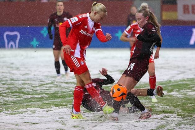 Pernille Harder 21 FC Bayern Muenchen Frauen in action with Nikoline Dudek 24 RB Leipzig Frauen , FC Bayern Muenchen Frauen vs RB Leipzig Frauen, Fußball, Frauen, Google Pixel Bundesliga, Saison 2025 2026, 15 Spieltag, 25 01 2026 DFB regulations prohibit any use of photographs as image sequences and or quasi video Muenchen Bayern Deutschland Copyright: xkolbert-press MartinxAgüerax
