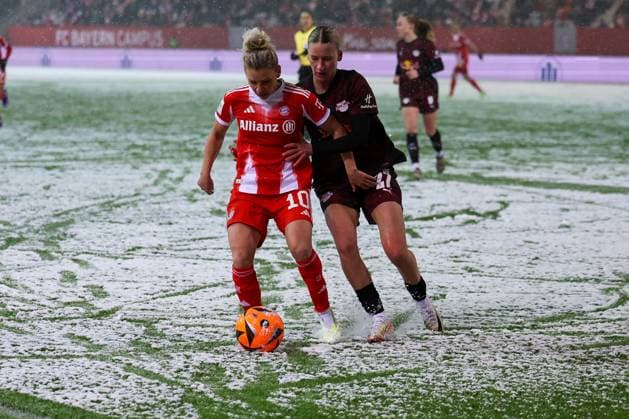 Linda Dallmann 10 FC Bayern Muenchen Frauen in action with Marlene Mueller 27 RB Leipzig Frauen , FC Bayern Muenchen Frauen vs RB Leipzig Frauen, Fußball, Frauen, Google Pixel Bundesliga, Saison 2025 2026, 15 Spieltag, 25 01 2026 DFB regulations prohibit any use of photographs as image sequences and or quasi video Muenchen Bayern Deutschland Copyright: xkolbert-press MartinxAgüerax