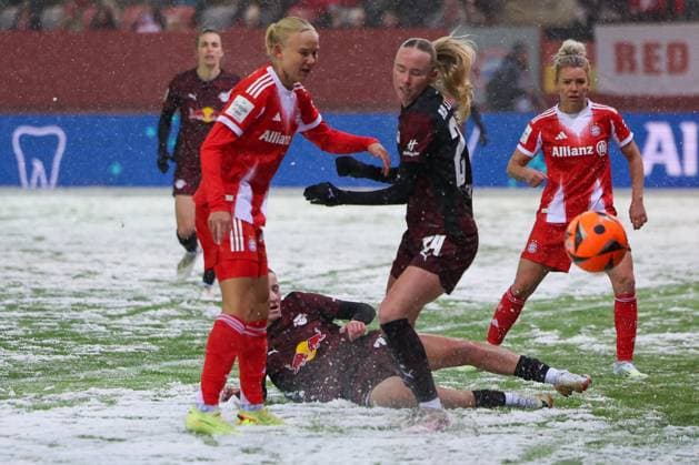 Pernille Harder 21 FC Bayern Muenchen Women in action with Nikoline Dudek 24 RB Leipzig Women , Linda Dallmann 10 FC Bayern Muenchen Women watches, FC Bayern Muenchen Women vs RB Leipzig Women, Football, Women, Google Pixel Bundesliga, Season 2025 2026, 15 Matchday, 25 01 2026 DFB regulations prohibit any use of photographs as image sequences and or quasi video Muenchen Bayern Germany Copyright: xkolbert-press MartinxAgüerax