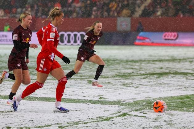 Giulia Gwinn 7 FC Bayern Muenchen Women in action, FC Bayern Muenchen Women vs RB Leipzig Women, Football, Women, Google Pixel Bundesliga, Season 2025 2026, 15 Matchday, 25 01 2026 DFB regulations prohibit any use of photographs as image sequences and or quasi video Muenchen Bayern Germany Copyright: xkolbert-press MartinxAgüerax