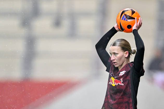 Marlene Mueller RB Leipzig, 27 at throw-in, Single Image, Action, Action, 25 01 2026, Munich Germany , Soccer, Google Pixel Women Bundesliga, FC Bayern Munich RB Leipzig, DFB DFL REGULATIONS PROHIBIT ANY USE OF PHOTOGRAPHS AS IMAGE SEQUENCES AND OR QUASI VIDEO xslx