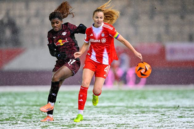 v li Delics Boboy RB Leipzig, 17 Glodis Perla VIGGOSDOTTIR FC Bayern Muenchen , 4 in duel, duel, tackle, dynamics, action, 25 01 2026, Munich Germany , Football, Google Pixel Women Bundesliga, FC Bayern Munich RB Leipzig, DFB DFL REGULATIONS PROHIBIT ANY USE OF PHOTOGRAPHS AS IMAGE SEQUENCES AND OR QUASI VIDEO xslx