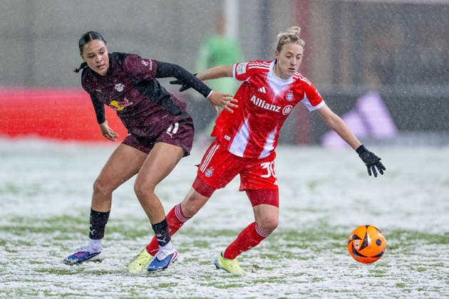 Battle for the ball duel between Lisa Baum RB Leipzig, 11 and Carolin Simon FC Bayern Muenchen Frauen, 30 GER, FC Bayern Muenchen Frauen vs RB Leipzig, Football, Google Pixel Womens Bundesliga, Matchday 15, Season 2025 2026, 25 01 2026 DFL DFB REGULATIONS PROHIBIT ANY USE OF PHOTOGRAPHS as IMAGE SEQUENCES and or QUASI VIDEO GER, FC Bayern Muenchen Frauen vs RB Leipzig, Football, Google Pixel Frauen Bundesliga, 15 Spieltag, Saison 2025 2026, 25 01 2026 Muenchen Copyright: xEibner-Pressefoto HeikexFeinerx EP_HFR