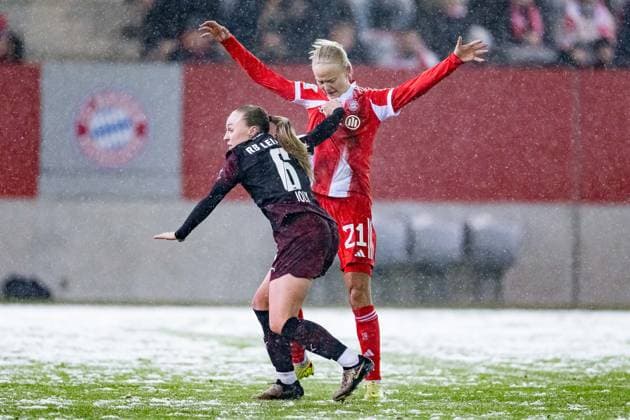 Lou Ann Joly RB Leipzig, 6 with a jersey test at Pernille Harder FC Bayern Muenchen Frauen, 21 GER, FC Bayern Muenchen Frauen vs RB Leipzig, Football, Google Pixel Frauen Bundesliga, 15 Matchday, Season 2025 2026, 25 01 2026 DFL DFB REGULATIONS PROHIBIT ANY USE OF PHOTOGRAPHS as IMAGE SEQUENCES and or QUASI VIDEO GER, FC Bayern Muenchen Frauen vs RB Leipzig, Football, Google Pixel Frauen Bundesliga, 15 Spieltag, Saison 2025 2026, 25 01 2026 Muenchen Copyright: xEibner-Pressefoto HeikexFeinerx EP_HFR