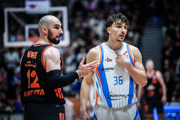 easycredit BBL Basketball Bundesliga 2025 2026 17 Matchday 25 01 2026 Science City Jena vs RASTA Vechta v re Kristofer Krause Jena cant believe it, Tommy Kuhse Vechta next to Sparkassen Arena