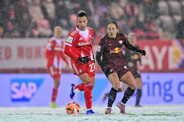 v li Arianna CARUSO FC Bayern Muenchen, FCB, 27 Gina Chmielenski RB Leipzig, 10 in duel, duel, tackle, dynamics, action, 25 01 2026, Munich Germany , Football, Google Pixel Women Bundesliga, FC Bayern München RB Leipzig, DFB DFL REGULATIONS PROHIBIT ANY USE OF PHOTOGRAPHS AS IMAGE SEQUENCES AND OR QUASI VIDEO xslx
